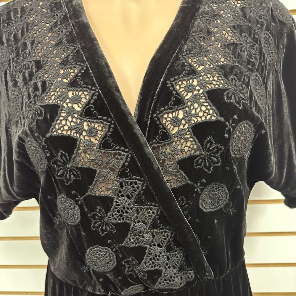 Love π€ Johnny Was Coco Wrap Black Faux Velvet Dress with Embroidered Bodice - Picture 4 of 12